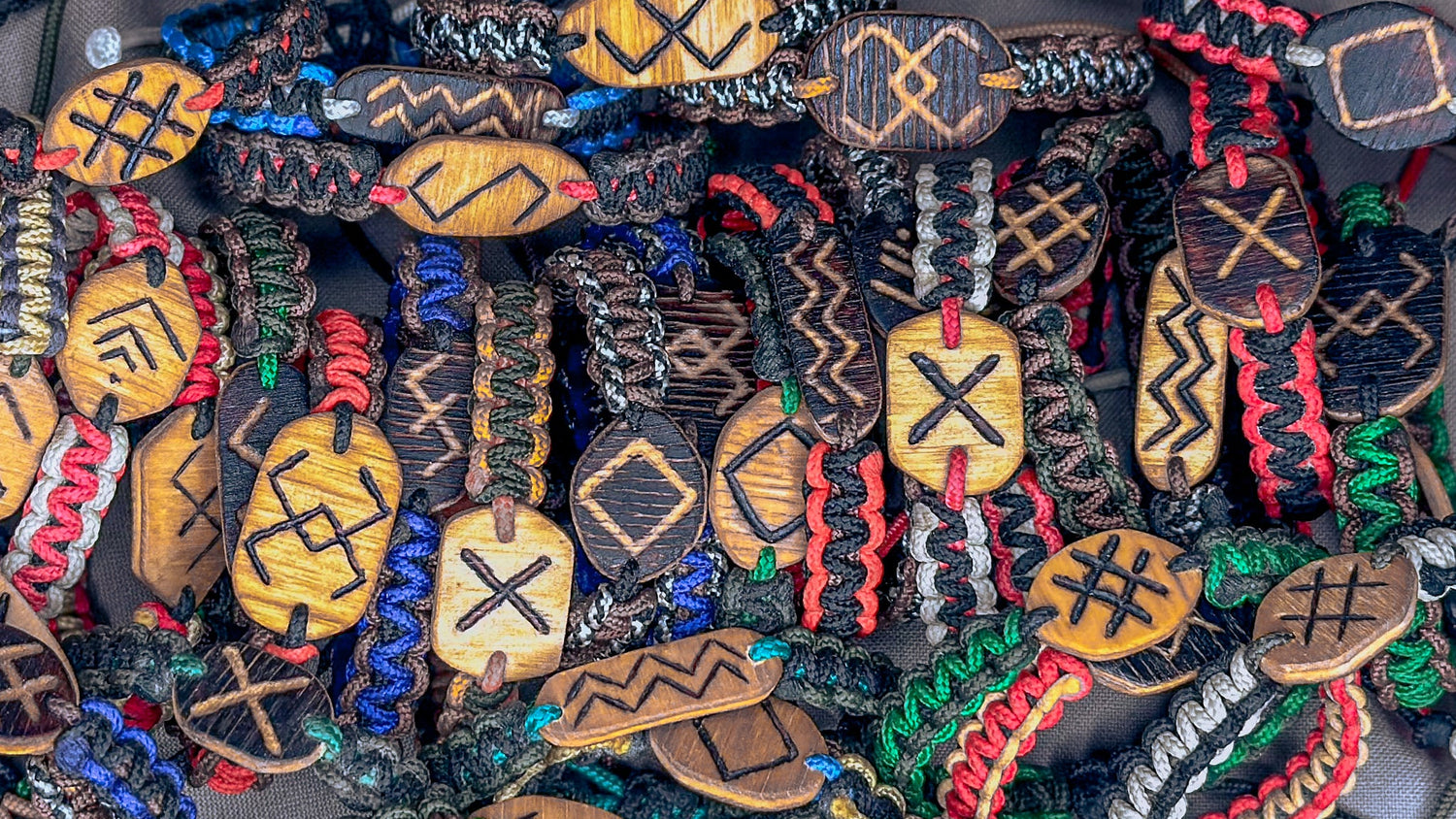 Baltų simbolių apyrankės