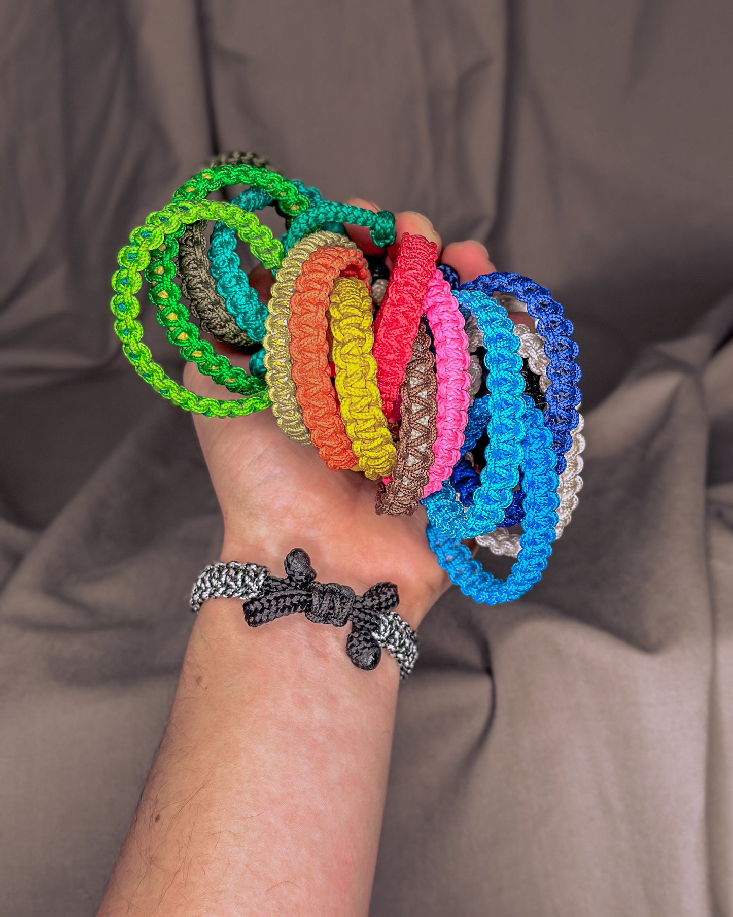 Vienspalvė apyrankė