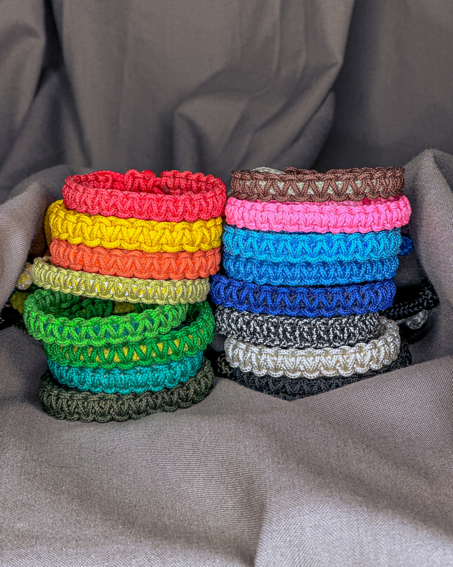 Vienspalvė apyrankė