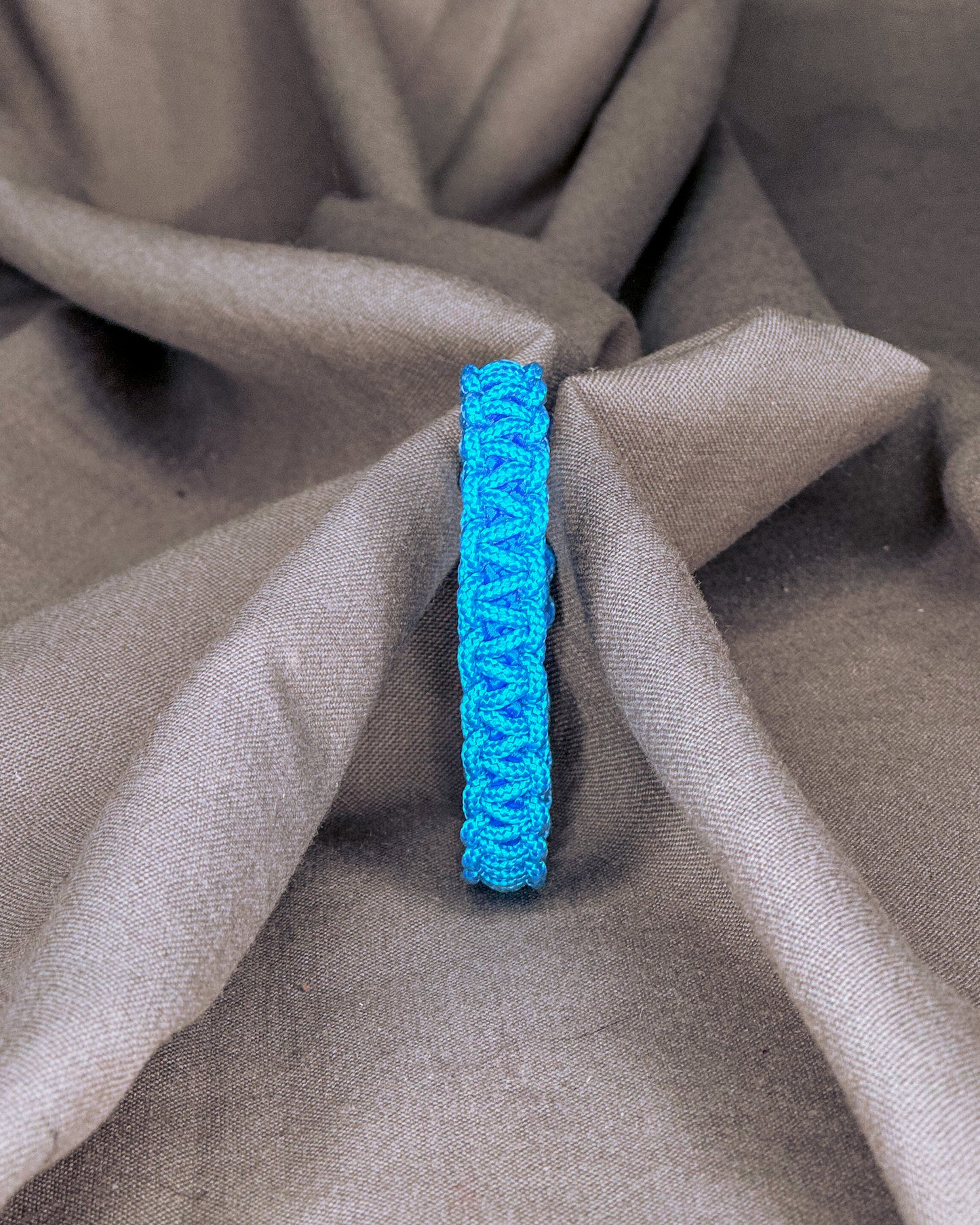 Vienspalvė apyrankė