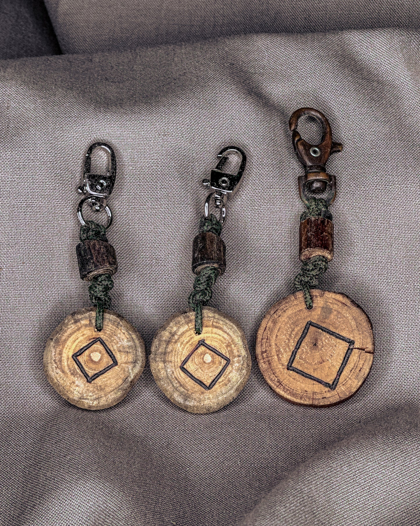 Baltų simbolių pakabukai