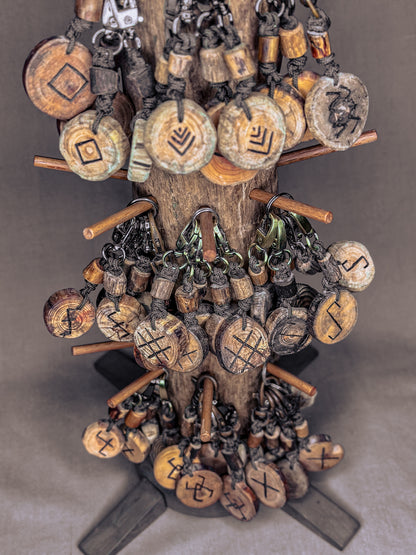 Baltų simbolių pakabukai