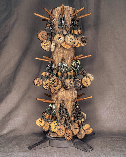 Baltų simbolių pakabukai