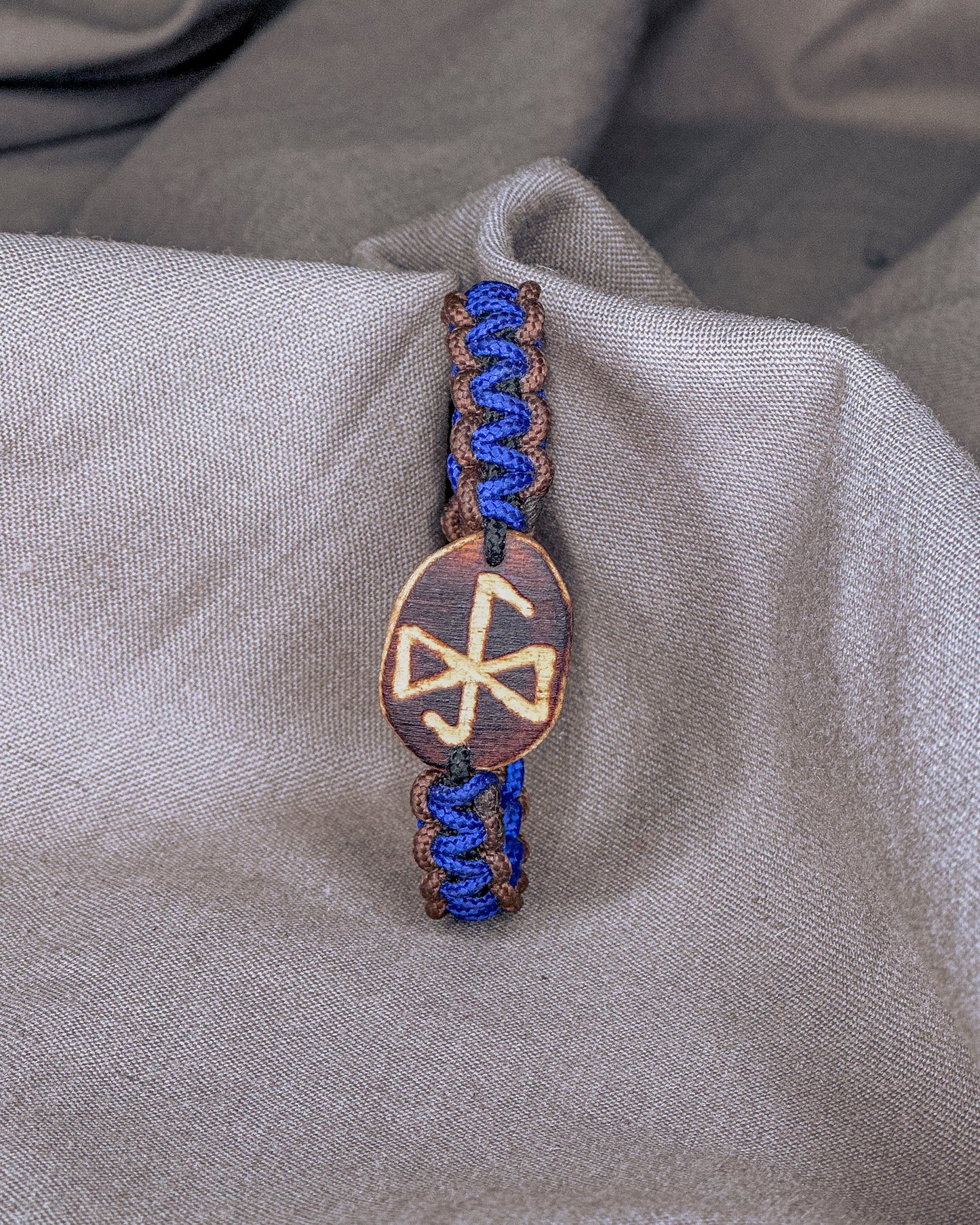 Dvasinio augimo Vikingu runų apyrankė