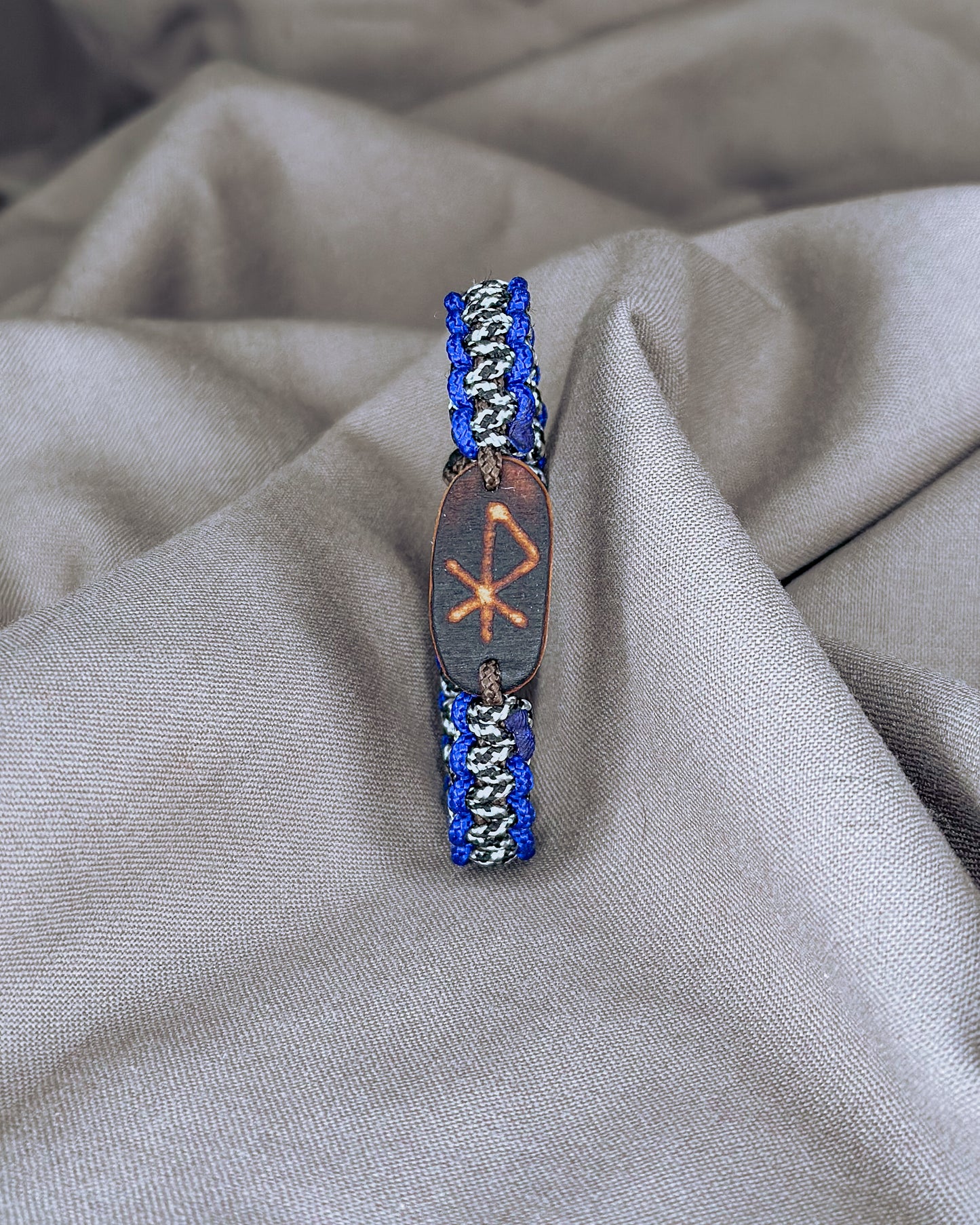 Meilės Vikingų runų apyrankė