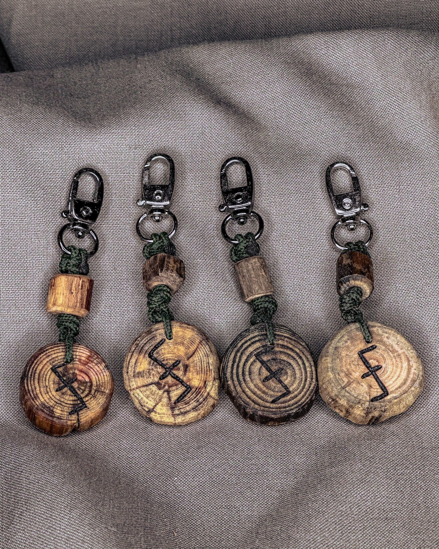 Baltų simbolių pakabukai