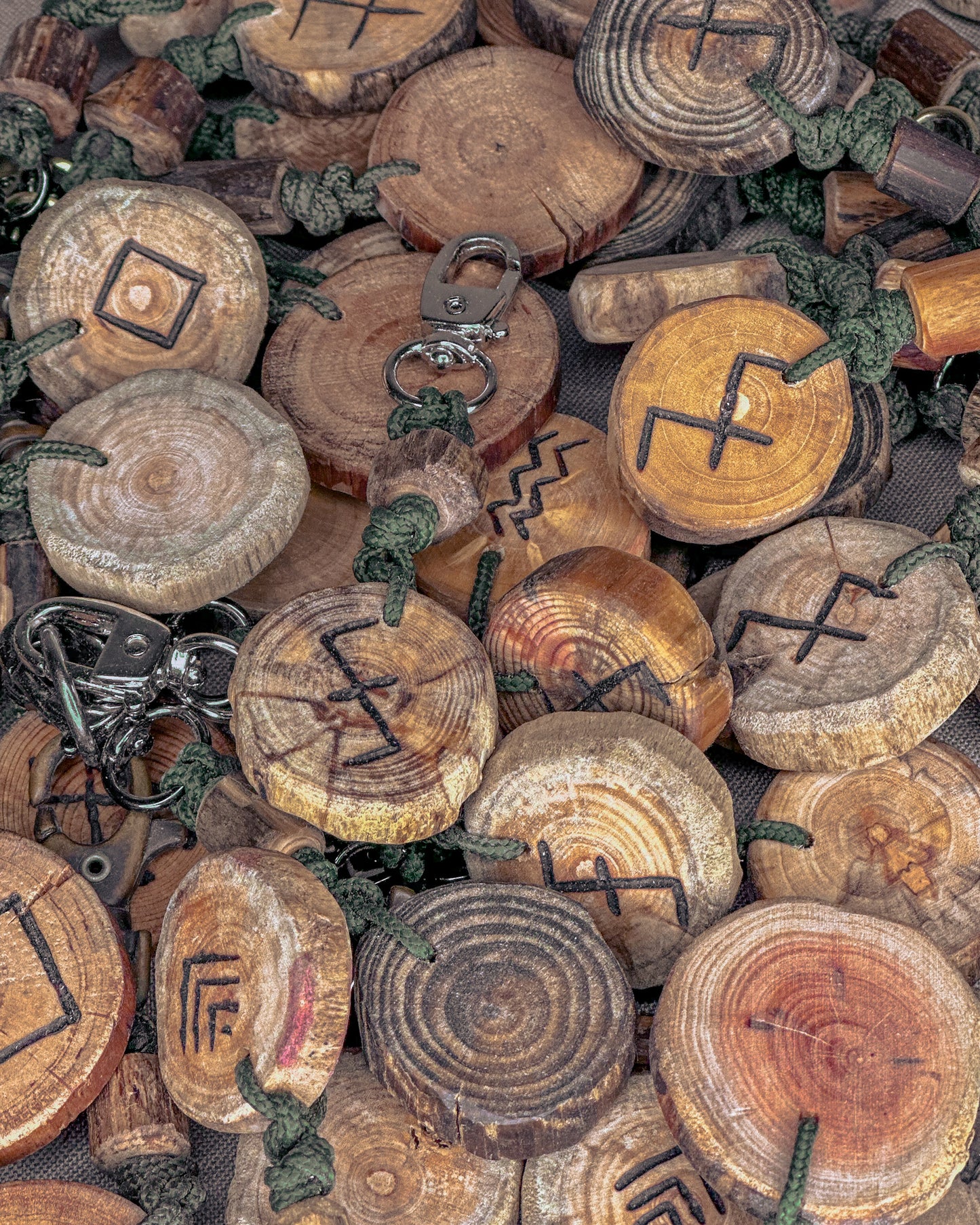 Baltų simbolių pakabukai