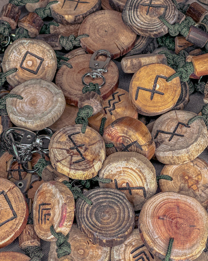 Baltų simbolių pakabukai