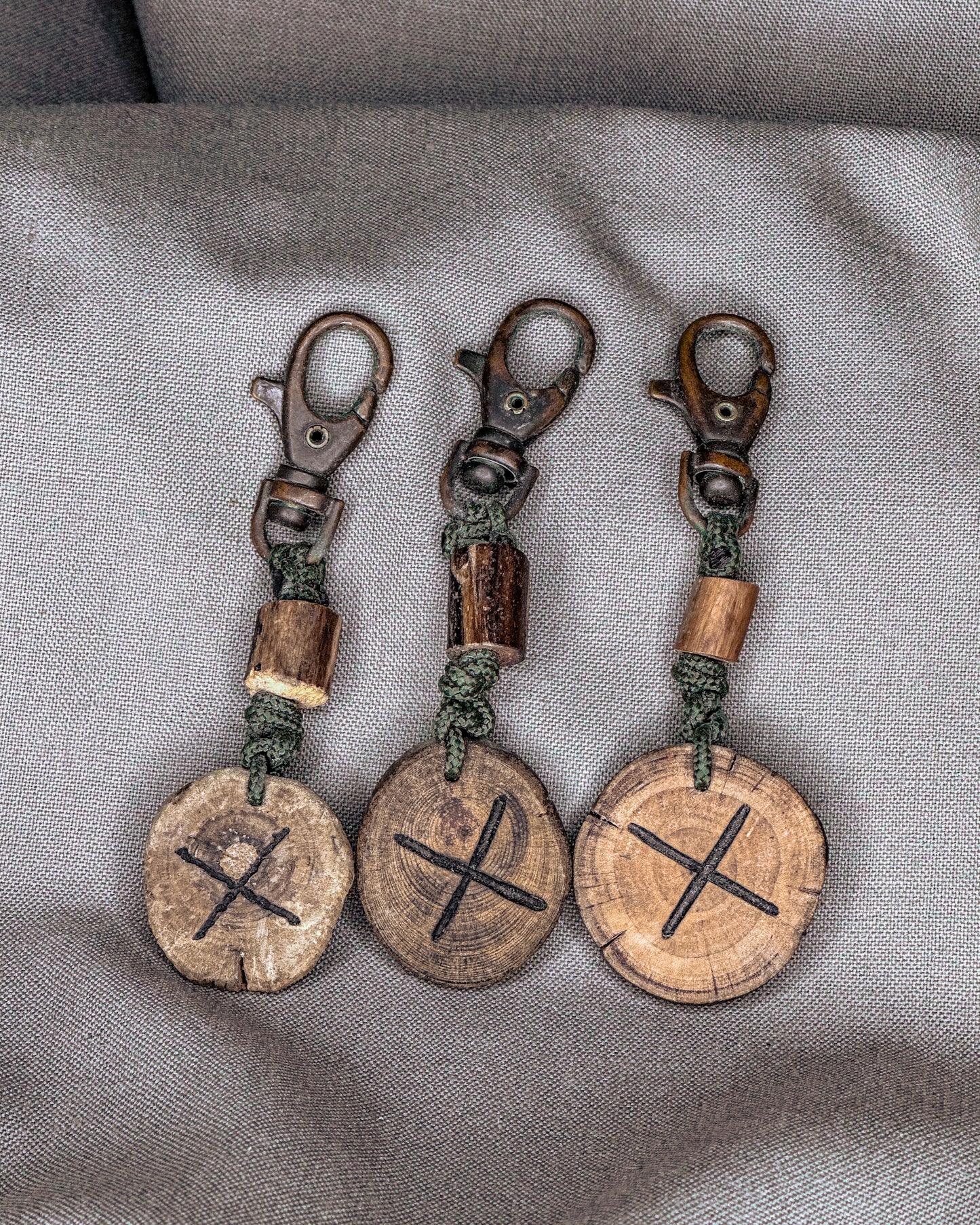 Baltų simbolių pakabukai