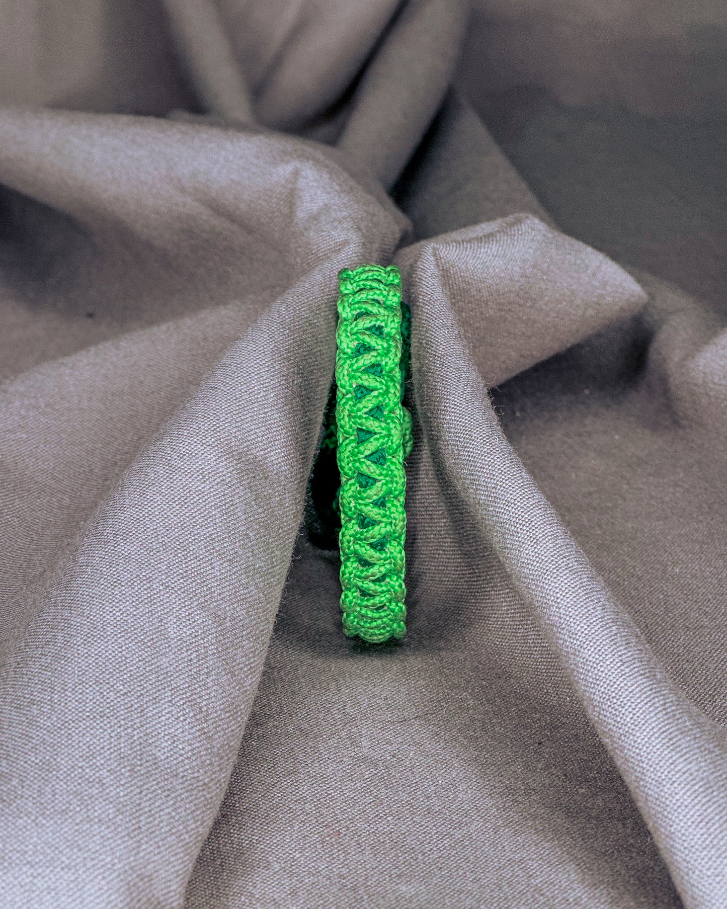 Vienspalvė apyrankė